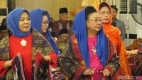 Salah satunya adalah istri Menko Perekonomian Darmin Nasution,  Salsia Ulfa Sahabi Manoppo.
