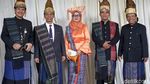 Berbagai Pakaian Adat Meriahkan Pesta Adat Kahiyang-Bobby