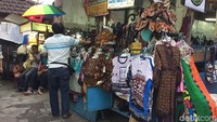 Aneka sandal dan pakaian yang dijual di Malioboro (Kurnia/detikTravel)