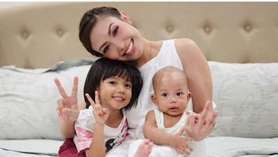 Cerianya Keluarga Ayu Dewi