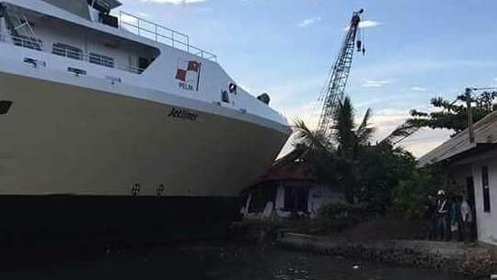 Kapal Jet Liner Tabrak Bangunan di Pelabuhan Kendari