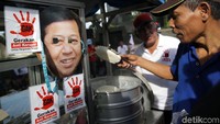 Mereka membawa seorang pedagang bakpao dalam aksinya.