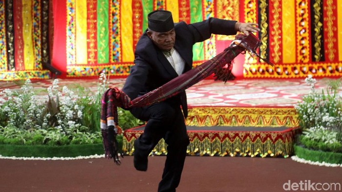 Sederet prosesi adat Mandailing di pernikahan Kahiyang Ayu-Bobby Nasution berlangsung hari ini. Setelah Manyantan Gondang dan Gordang Sambilan, para tetua adat menari tortor atau manortor .