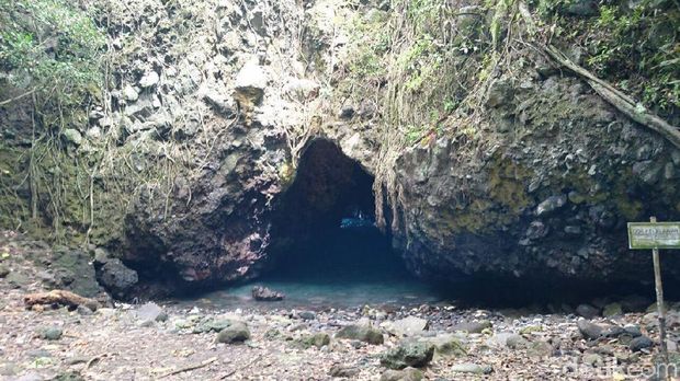 Goa Kelelawar di Pulau Sangiang