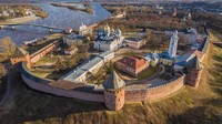 Di tengah-tengah Kremlin Novgorod terdapat monumen yang dipersembahkan bagi Millenium of Russian Statehood, di mana ada patung Pangeran Rurik berdiri di depan sebagai pemimpinnya (Dok. Thinkstock)