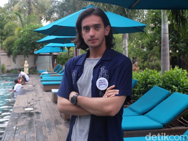 Pemain sinetron Berkah Cinta ini kerap kali mengerjakan skripsinya di sela - sela aktivitas syuting.Kalau di lokasi juga suka nyicil nyicil, baca referensinya, kata Omar. Foto: Anggi Mayasari / Wolipop