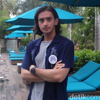 Pemain sinetron Berkah Cinta ini kerap kali mengerjakan skripsinya di sela - sela aktivitas syuting.Kalau di lokasi juga suka nyicil nyicil, baca referensinya, kata Omar. Foto: Anggi Mayasari / Wolipop