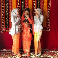 Senyum manis Inge dan Poppy saat berpose dengan Kahiyang Ayu. Inge yang berdiri di sebelah kiri Kahiyang mengenakan blouse berpotongan simpel serta sepatu platform yang juga berwarna silver. Sementara Poppy memilih blouse dengan aksen peplum yang lebih feminin. Foto: Instagram