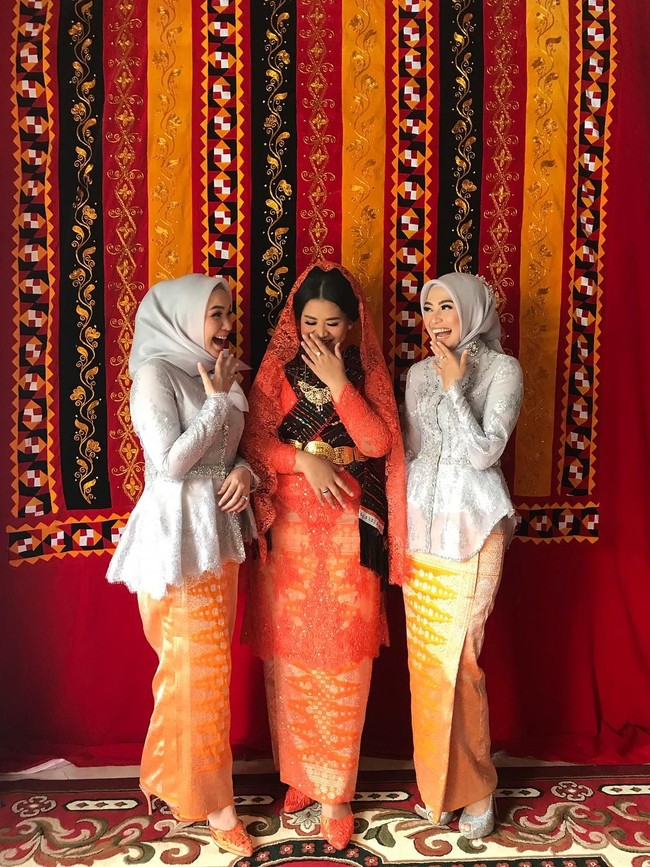 Senyum manis Inge dan Poppy saat berpose dengan Kahiyang Ayu. Inge yang berdiri di sebelah kiri Kahiyang mengenakan blouse berpotongan simpel serta sepatu platform yang juga berwarna silver. Sementara Poppy memilih blouse dengan aksen peplum yang lebih feminin. Foto: Instagram