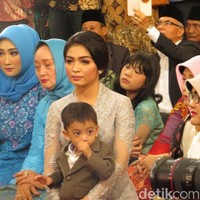 Istri dari putra pertama Jokowi, Gibran Rakabuming itu semakin ayu dengan sanggul yang dibuat simple.  Foto: Andhika Prasetia/detikcom