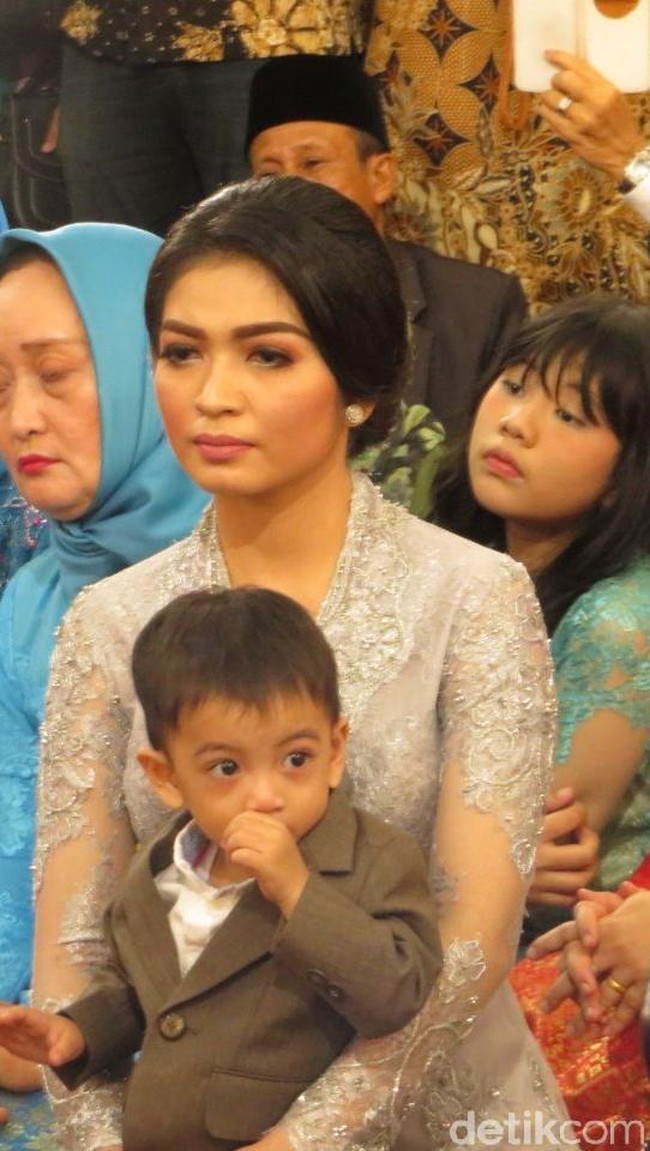 Istri dari putra pertama Jokowi, Gibran Rakabuming itu semakin ayu dengan sanggul yang dibuat simple.  Foto: Andhika Prasetia/detikcom