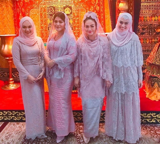 Kembali tampil dengan busana feminin, ini penampilan Inge dan Poppy saat mendampingi Kahiyang Ayu yang menjalani prosesi adat pemberian marga. Gaun lace jadi pilihan Inge, sementara Poppy gaun berpotongan H-line dengan aksen kerut di bagian pinggang. Keduanya masih tetap kompak dengan gaya hijab simpel. Foto: Instagram