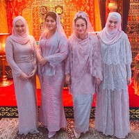 Kembali tampil dengan busana feminin, ini penampilan Inge dan Poppy saat mendampingi Kahiyang Ayu yang menjalani prosesi adat pemberian marga. Gaun lace jadi pilihan Inge, sementara Poppy gaun berpotongan H-line dengan aksen kerut di bagian pinggang. Keduanya masih tetap kompak dengan gaya hijab simpel. Foto: Instagram