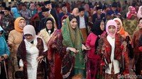 Selvi, istri Gibran, juga manortor di pesta adat ini (Foto: Grandyos Zafna.)
