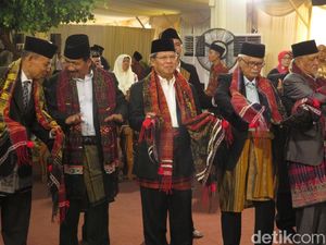 Todung Mulya Lubis Ikut Manortor di Pesta Adat Kahiyang-Bobby