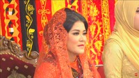 Kahiyang tampak memakai kebaya warna oranye dan kerudung berwarna senada. (Foto: dok CNN Indonesia)