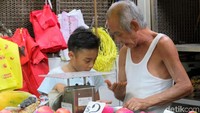 Di salah satu sisi bagian bawah terdapat beberapa pedagang yang menjual pangan, seperti ayam, ikan, daging, sayuran, buah serta beragam bumbu-bumbuan.