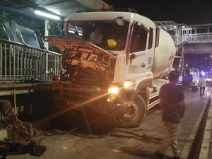 Truk Molen Tabrak Halte Busway Pancoran Dievakuasi, Lalin Lancar