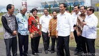Bukan hanya runway, Jokowi juga meminta terminal bandara tersebut diperluas lagi. Saat ini terminal bandara itu seluas 3.000 meter persegi.
