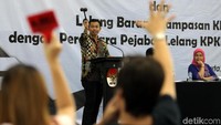 Pelelang bisa melihat langsung barang yang ditawarkan di ruangan ini. Seperti paket ponsel, lukisan, perhiasan bertahta berlian, dan jam tangan mewah. Harganya pun bervariasi, ditawarkan dengan harga limit atau harga terendah. Harga limit ini masih bisa meningkat sesuai tawar-menawar antara pelelang nantinya.
