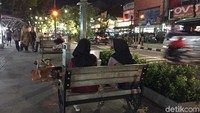 Trotoar yang lebar dan dilengkapi bangku-bangku membuat traveler bisa duduk santai menikmati suasana (Kurnia/detikTravel)