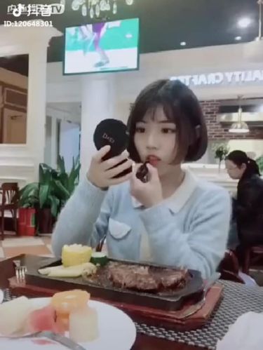 Kocak, Tutorial agar Lipstik Tidak Luntur Saat Makan yang Jadi Viral