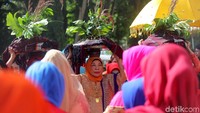 Dalam prosesi ini keluarga Siregar membawa berbagai persembahan atau indahan tompu robu bagi keluarga Nasution.