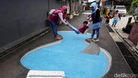 Hal tersebut menjadi kebanggaan pula bagi anak-anak komplek RW 03 akan adanya lukisan itu.