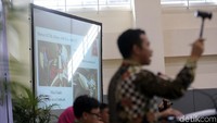 Ada 2 motor juga yang laku terjual, yaitu motor trail bermerek KTM tahun 2016 yang laku terjual Rp 107 juta dan motor trail KTM tahun 2008 yang dilepas dengan harga Rp 66 juta.