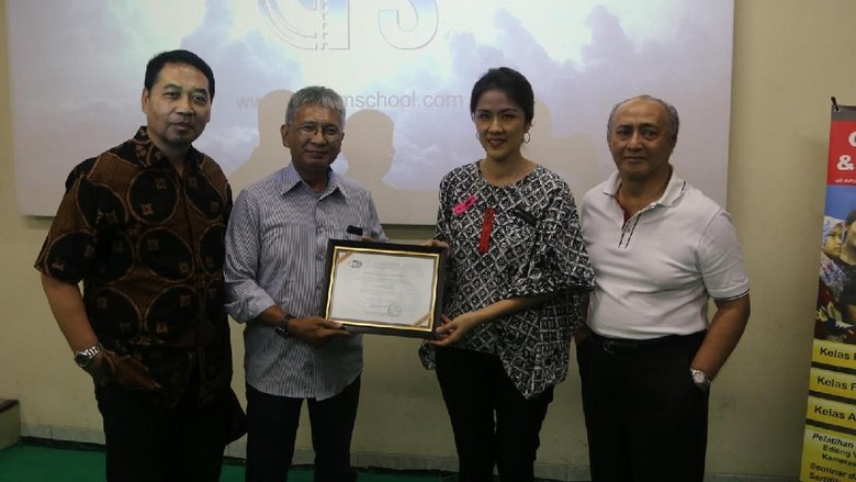 Cinema 21 Persembahkan Layar dan Proyektor untuk Yayasan PPHUI Cinema 21 Persembahkan Layar dan Proyektor untuk Yayasan PPHUI