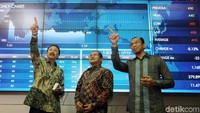 Direktur Utama PP Presisi Iswanto Amperawan (tengah) bersama Direktur Utama BEI Tito Sulistio (kiri) dan Direktur Pengawasan Transaksi dan Kepatuhan Bursa Efek Indonesia (BEI) Hamdi Hassyarbaini melihat pergerakan bursa PP Presisi yang baru melantai di pasar modal, BEI, Jakarta, Jumat (24/11/2017).