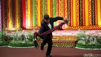 Para tetua adat lihai melakukan manortor.