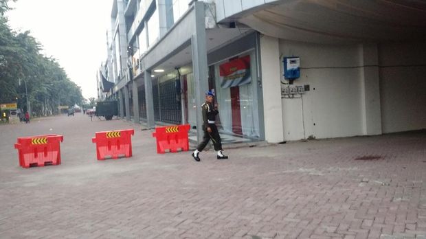 Pembatas-pembatas warna oranye  mulai dipasang di jalan ruko tempat akses jalan menuju rumah Bobby Nasution yang akan jadi pusat acara.