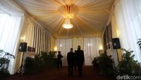 Sejumlah kerabat mulai berdatangan ke kediaman keluarga Bobby di Komplek Bukit Hijau Regency, Taman Setia Budi Indah, Medan.