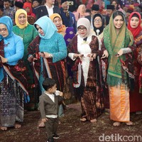 Si cilik Jan Ethes, putra semata wayang Gibran, juga tak kalah modisnya. Jan Ethes menggemaskan dengan setelan berwarna abu-abu gelap. Foto: Grandyos Zafna.