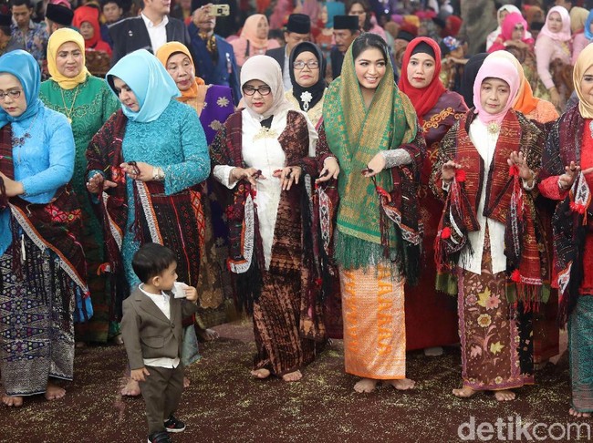 Si cilik Jan Ethes, putra semata wayang Gibran, juga tak kalah modisnya. Jan Ethes menggemaskan dengan setelan berwarna abu-abu gelap. Foto: Grandyos Zafna.