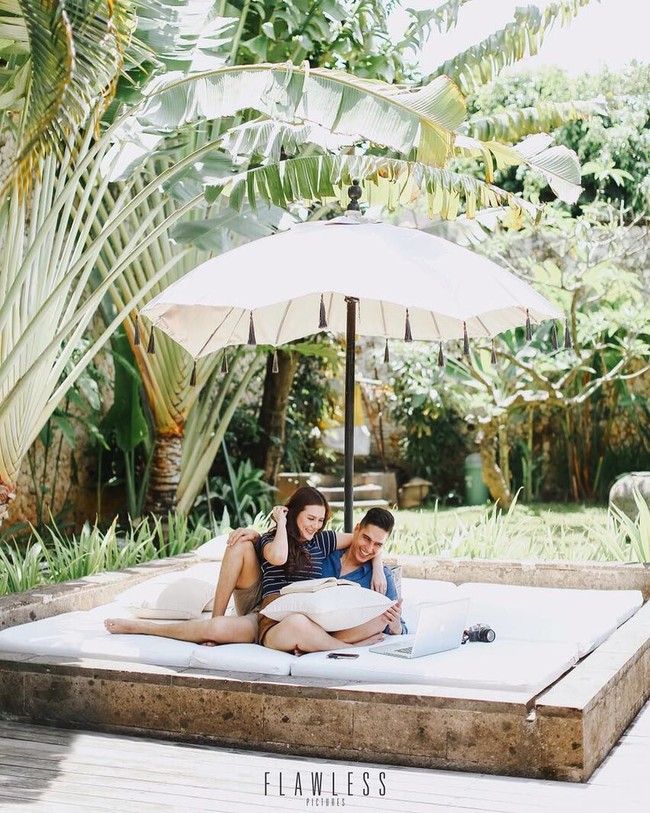 Momen mesra dan romantis lainnya ketika Marcel Chandrawinata dan Deasy Priscilla melakukan sesi foto prewedding saat duduk santai berdua. Terlihat Deasy merangkul Marcel dengan kasih sayang. Foto: Dok. Instagram