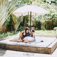 Momen mesra dan romantis lainnya ketika Marcel Chandrawinata dan Deasy Priscilla melakukan sesi foto prewedding saat duduk santai berdua. Terlihat Deasy merangkul Marcel dengan kasih sayang. Foto: Dok. Instagram