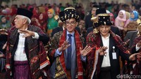Gibran memakai hiasan kepala khas Mandailing, bulang, dan juga ulos.