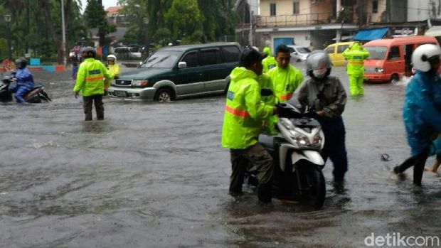 Kendaraan roda dua mogok nekat menerobos genangan air/