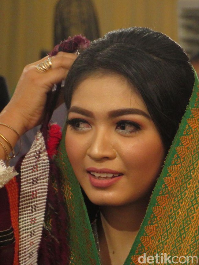 Selvi kemudian memakai selendang Ulos yang sematkan di kepalanya sebagai kerudung.  Foto: Andhika Prasetia/detikcom