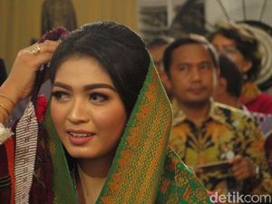 Senyum Menawan Selvi Sang Putri Solo Saat Manortor