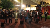 Manortor atau tari tor tor sesi pertama ditutup dengan tarian para raja Panusunan. Menko Perekonomian Darmin Nasution juga ikut dalam manortor.