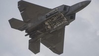 Disebut-sebut, latihan militer gabungan ini akan menjadi yang pertama dengan jumlah jet tempur F-22 paling banyak yang berpartisipasi. Foto: AFP PHOTO/Andrew CABALLERO-REYNOLDS