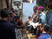 Nenek Majenah Menangis Haru Rumahnya Dibedah Aparat Cirebon