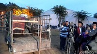 Prosesi ini berlangsung di kompleks kediaman Bobby, Bukit Hijau Regency Taman Setiabudi (BHR Tasbi), Medan.