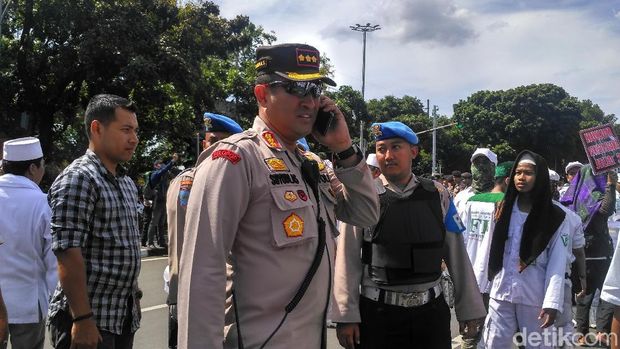 Kapolres Jakarta Pusat Kombes Suyudi Aryo Seto mengamankan jalannya Aksi 2411 di depan Bareskrim Polri, Jalan Medan Merdeka Timur, Gambir, Jakpus
