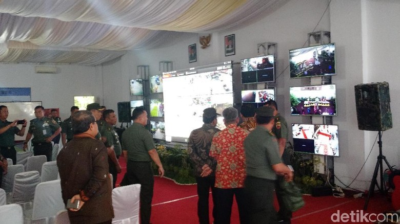 Mensesneg Pantau CCTV Saat Pesta Adat Bobby-Kahiyang di Medan Mensesneg Pantau CCTV Saat Pesta Adat Bobby-Kahiyang di Medan