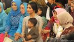 Saat Selvi Menantu Jokowi Pangku Jan Ethes di Pesta Adat Kahiyang