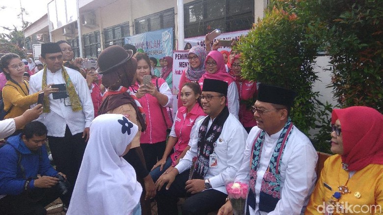 Hadiri Acara Revolusi Putih Anies Bagi-bagi Susu Bareng Bidadari Hadiri Acara Revolusi Putih Anies Bagi-bagi Susu Bareng Bidadari